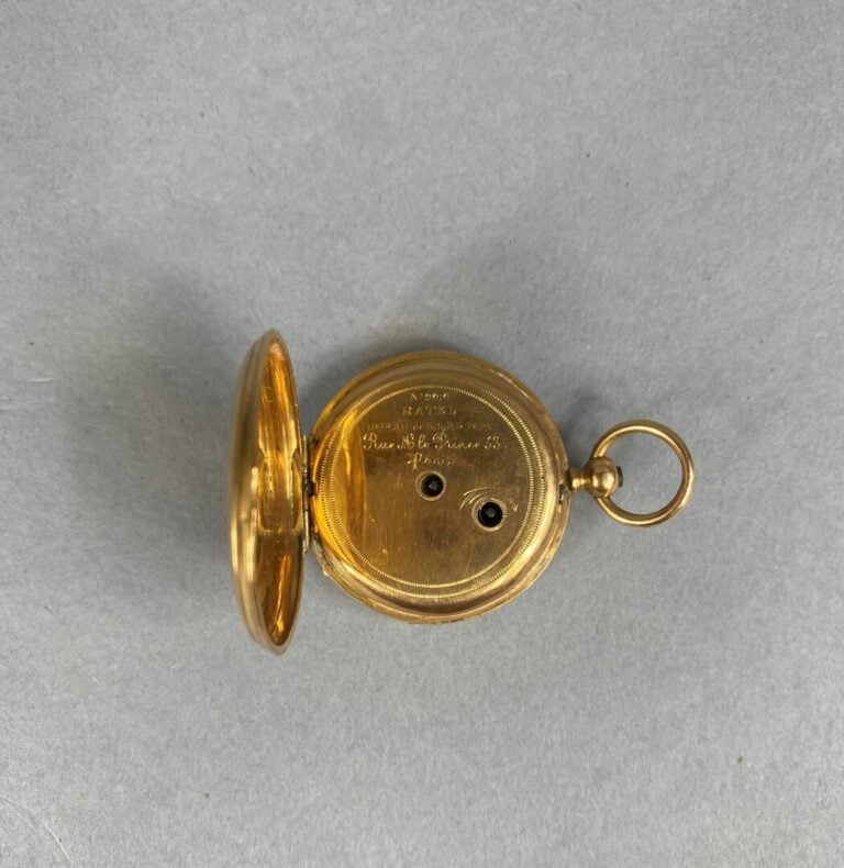 Montre de col en or jaune (750), boîtier à décor de cartouche non chiffré sur f…