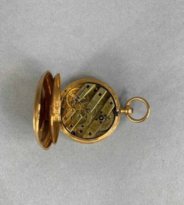Montre de col en or jaune (750), boîtier à décor de cartouche non chiffré sur f…