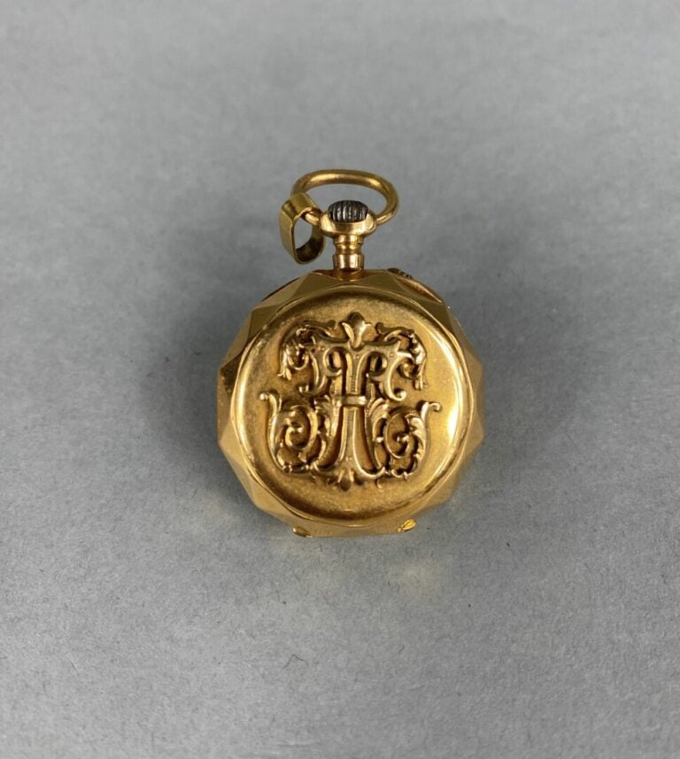 Montre de col en or jaune (750), carrure facettée, boîtier chiffré - Cadran éma…
