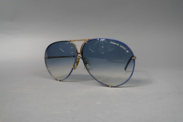 PORSCHE Design - Paire de lunettes de soleil, monture en métal doré - Avec étui…