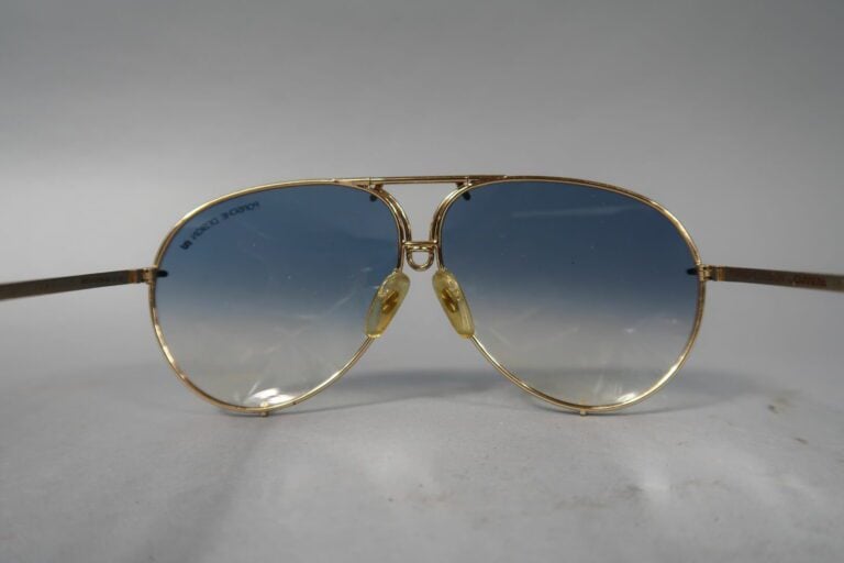 PORSCHE Design - Paire de lunettes de soleil, monture en métal doré - Avec étui…