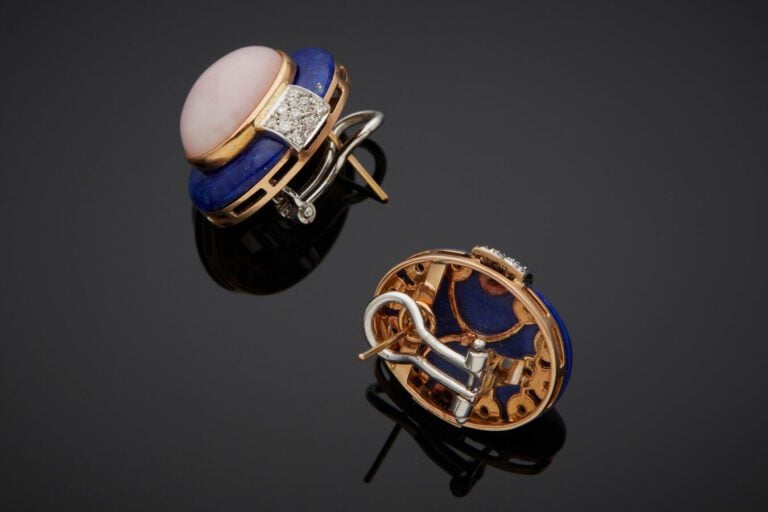 Paire de BOUCLES d'OREILLES ovales en or jaune et or gris (750%) orné d'une opa…