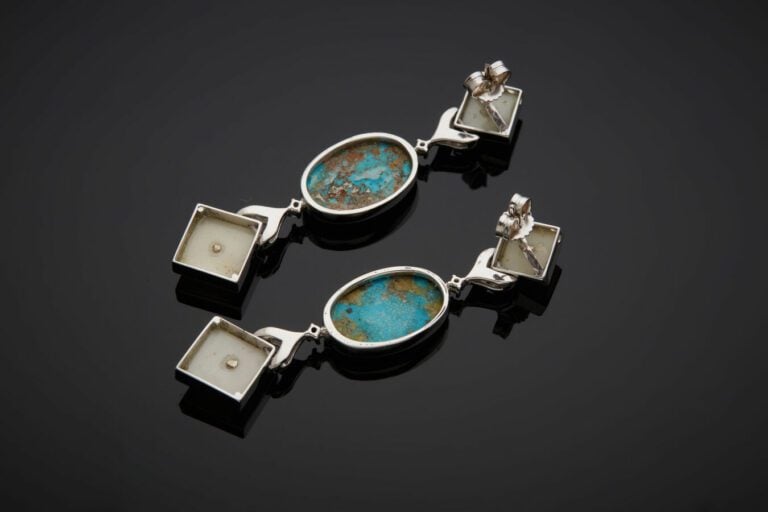 Paire de PENDANTS d'OREILLES en or gris (585%) 14 carats, orné d'une turquoise…