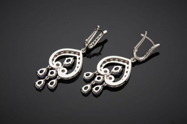 Paire de PENDANTS d'OREILLES « volutes » en or gris (750%) ajouré, serti de dia…