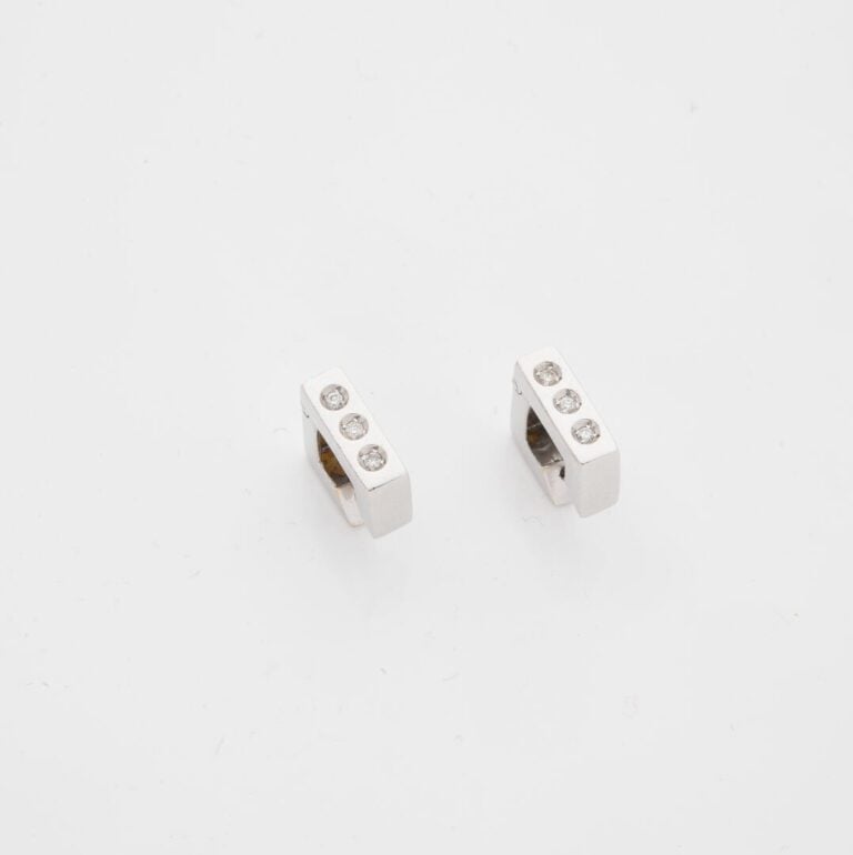 Paire de boucles d'oreilles en or gris (750) de forme géométrique serties de tr…