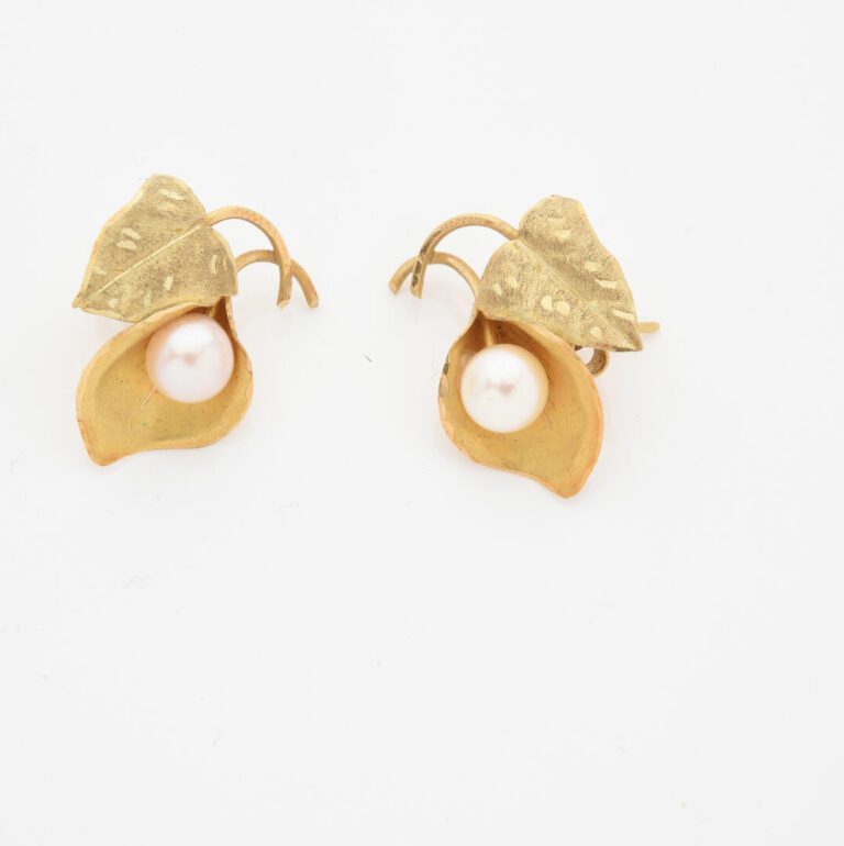 Paire de boucles d'oreilles en or jaune (585) en forme de fleur d'arum à décor…