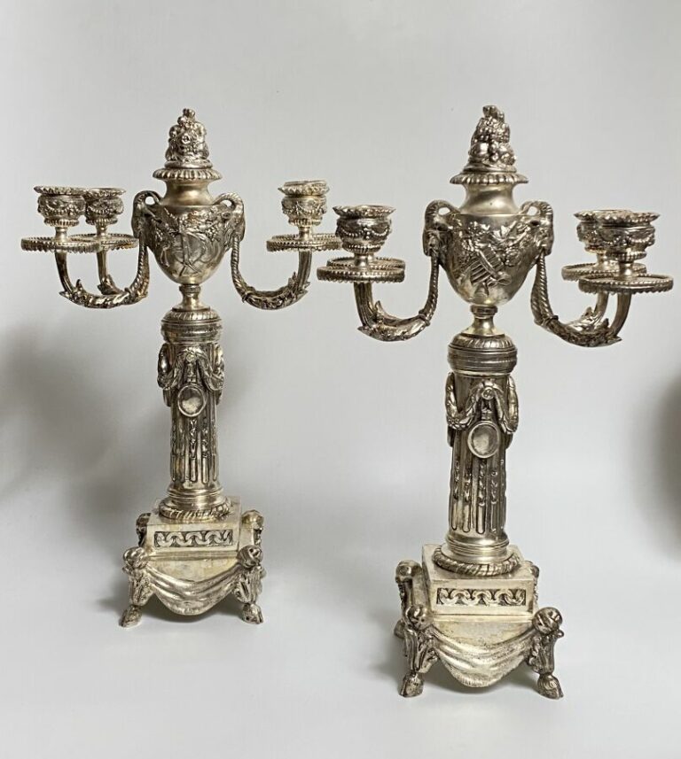 Paire de chandeliers en bronze argenté à quatre lumières ; base quadrangulaire…