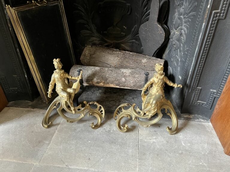 Paire de chenêts en bronze doré à décor d'un couple de musiciens - 32 x 30 cm -…