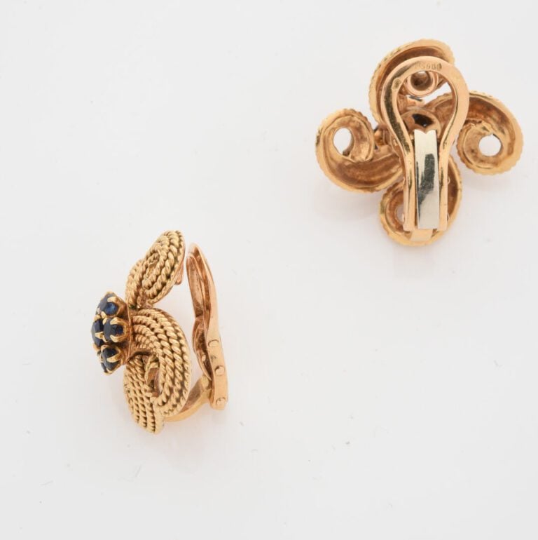 Paire de clips d'oreilles en or jaune (750) à motif de cordage terminé par des…