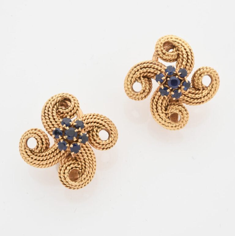 Paire de clips d'oreilles en or jaune (750) à motif de cordage terminé par des…