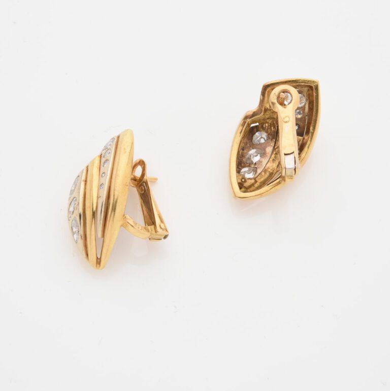 Paire de clips d'oreilles en or jaune (750) de forme géométrique ponctués de di…