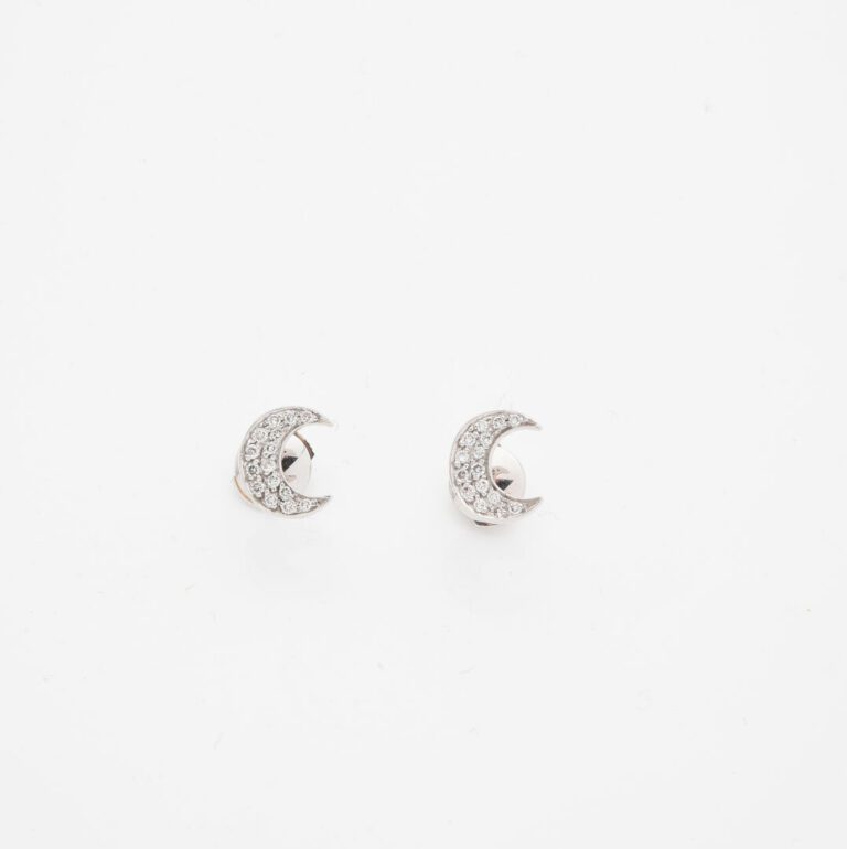 Paire de clous d'oreilles en or gris (750) en forme de croissant de lune pavé d…