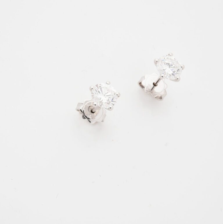 Paire de clous d'oreilles en or gris (750) ornés d'un diamant taille brillant e…