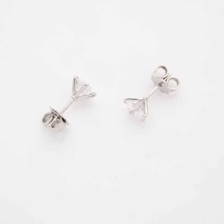 Paire de clous d'oreilles en or gris (750) ornés d'un diamant taille brillant e…