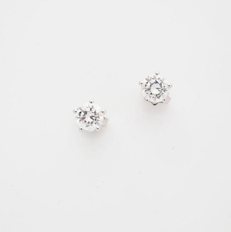 Paire de clous d'oreilles en or gris (750) ornés d'un diamant taille brillant e…