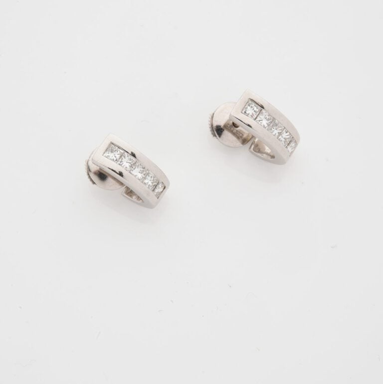Paire de demi-créoles en or gris (750) ornées d'une ligne de cinq diamants tail…