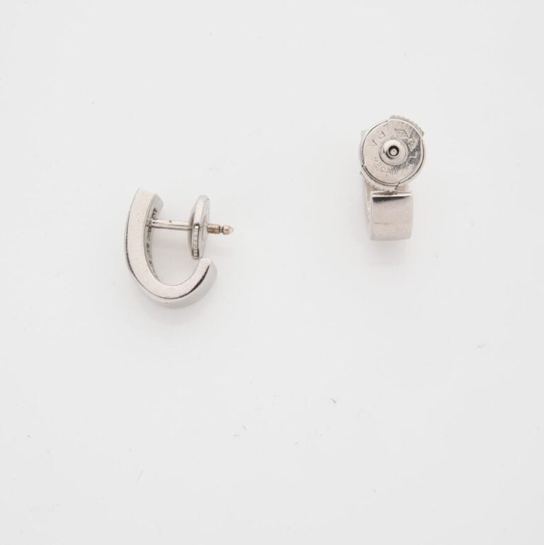 Paire de demi-créoles en or gris (750) ornées d'une ligne de cinq diamants tail…