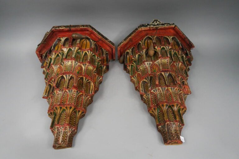 Paire de petites consoles d'appliques en bois sculpté à décor polychrome - Trav…