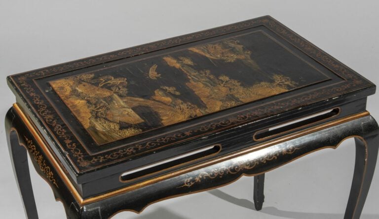 Paire de tables en bois laqué à décor de paysage asiatique doré - 58 x 65 x 40…