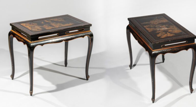 Paire de tables en bois laqué à décor de paysage asiatique doré - 58 x 65 x 40…