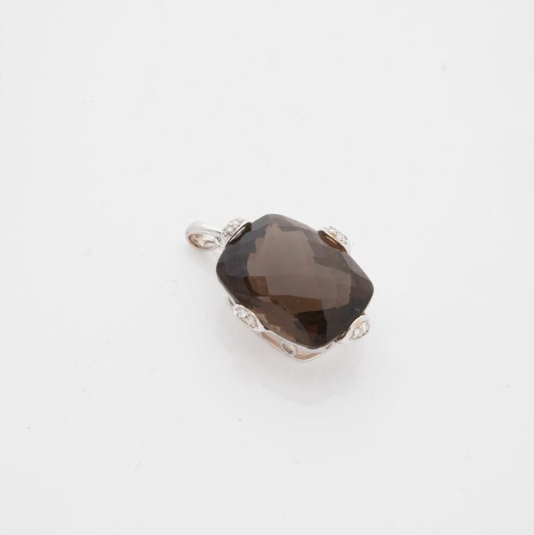 Pendentif en or gris (750) orné d'un quartz fumé facetté en serti griffe brilla…