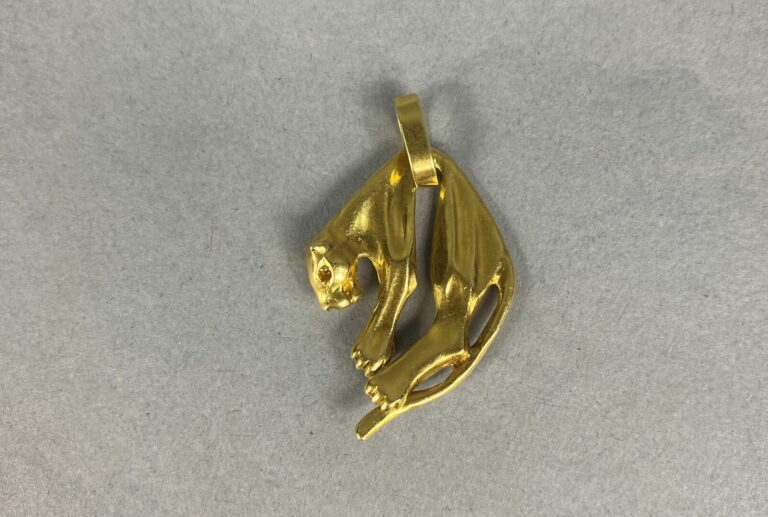 Pendentif en or jaune (750) figurant une panthère, les yeux sertis d'une petite…