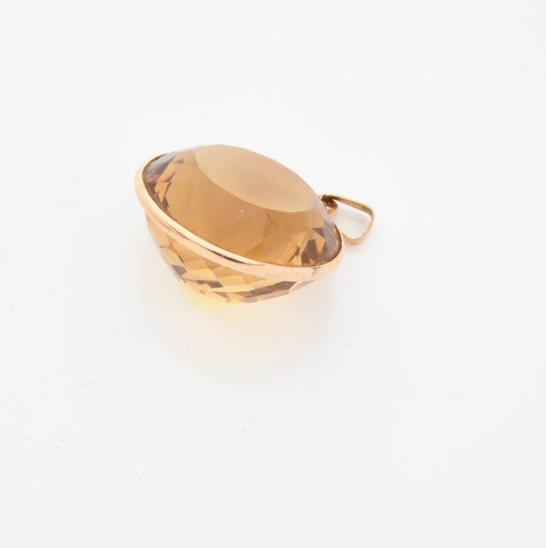 Pendentif en or jaune (750) orné d'une importante citrine facettée - Poids brut…