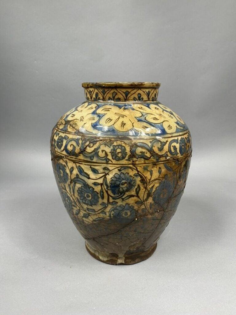 Perse - Vase en grès émaillée à décore dans les tons ocre et bleu de fleurs et…