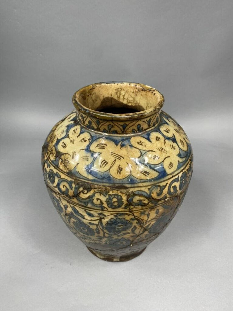 Perse - Vase en grès émaillée à décore dans les tons ocre et bleu de fleurs et…