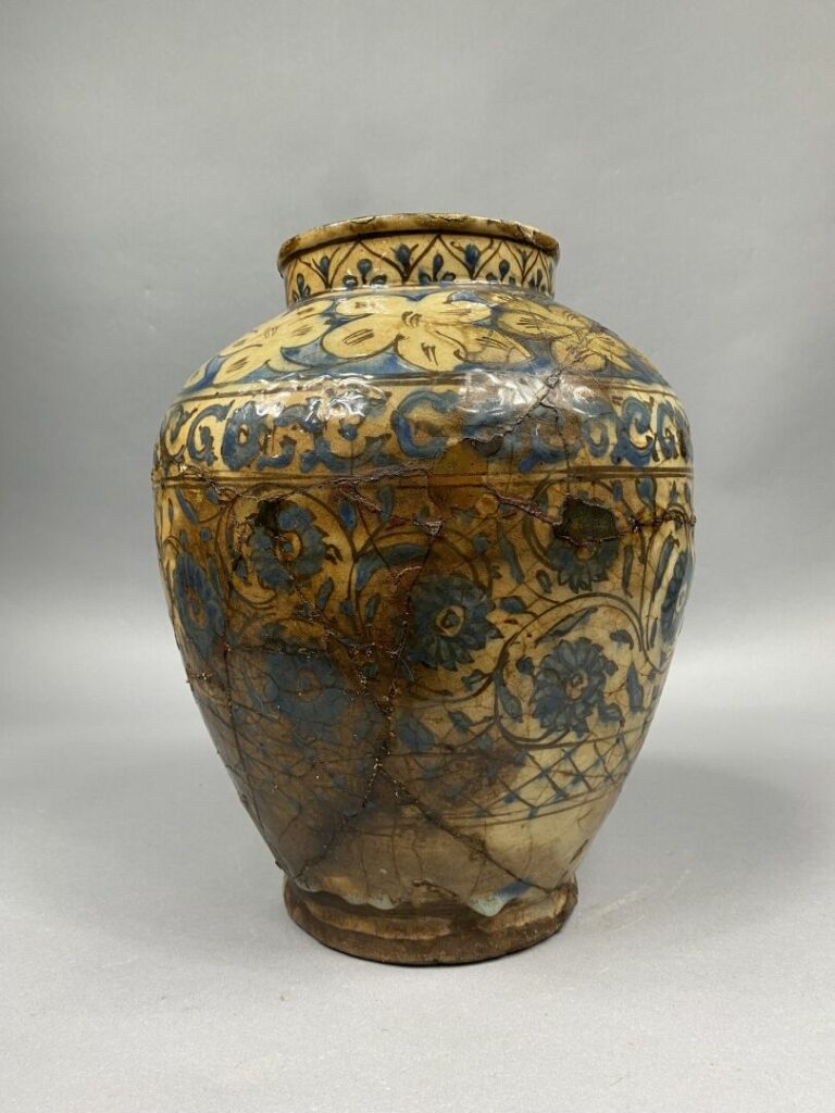 Perse - Vase en grès émaillée à décore dans les tons ocre et bleu de fleurs et…