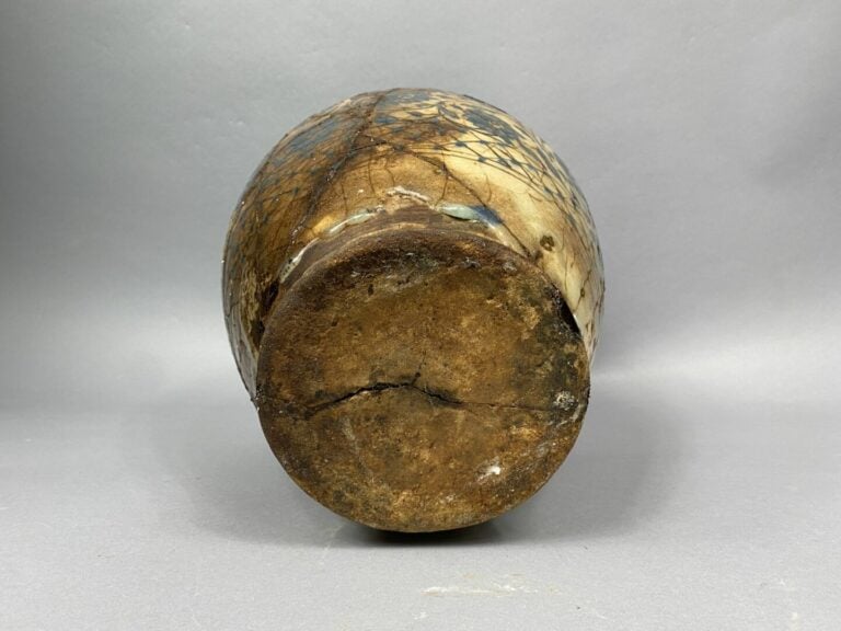 Perse - Vase en grès émaillée à décore dans les tons ocre et bleu de fleurs et…