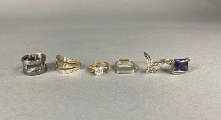 Petit lot de bijoux fantaisie comprend des bagues et un collier