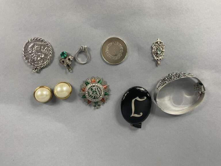 Petit lot de bijoux fantaisie divers en métal, médaille Tunisie (acc.)