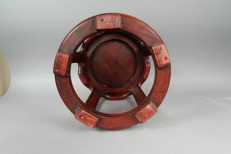 Petite sellette en bois exotique mouluré dans le goût chinois - H : 37 cm