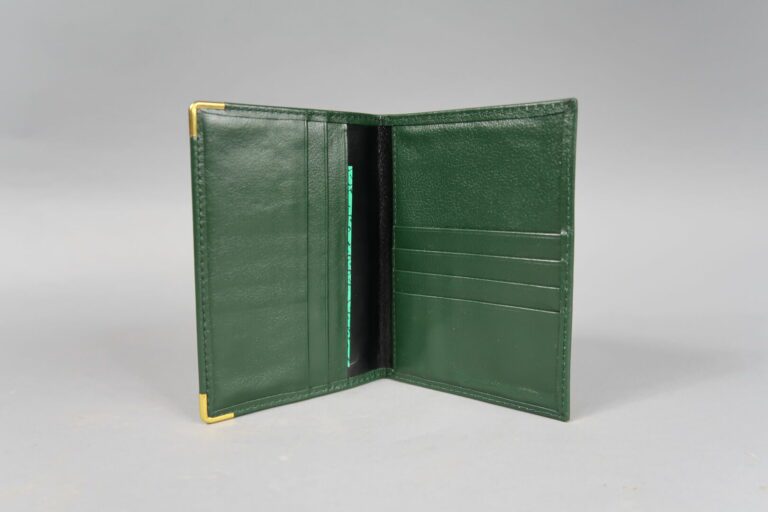 ROLEX. - Portefeuille en vinyle façon cuir vert, fentes pour cartes et document…