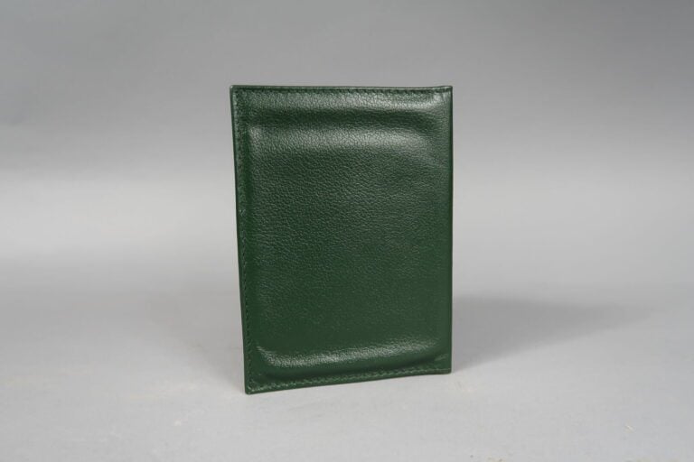 ROLEX. - Portefeuille en vinyle façon cuir vert, fentes pour cartes et document…