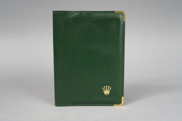 ROLEX. - Portefeuille en vinyle façon cuir vert, fentes pour cartes et document…