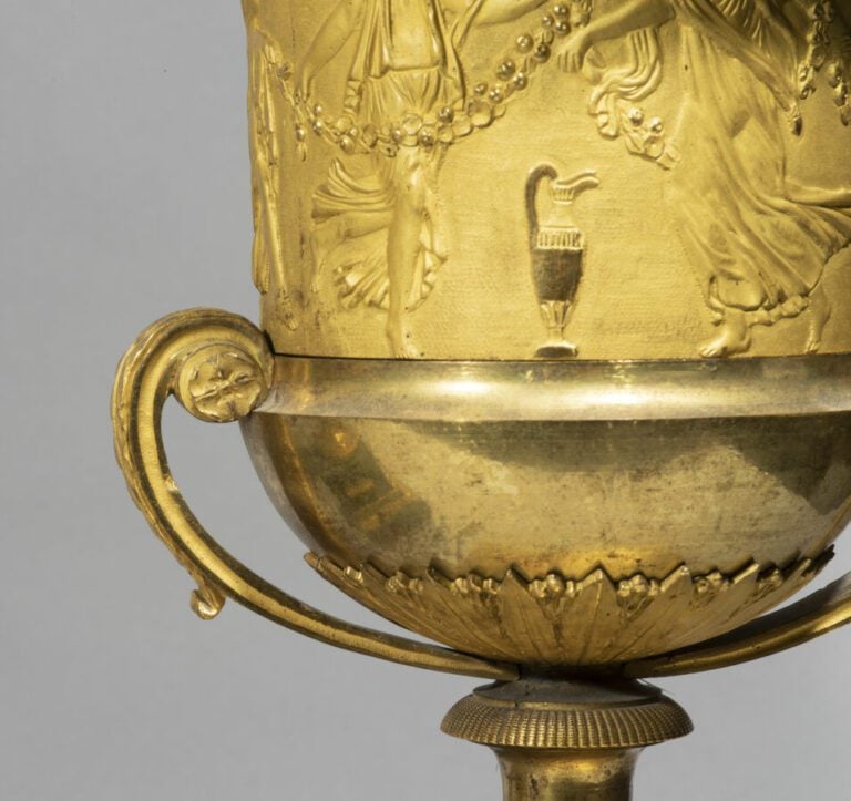 Rare garniture de cheminée en bronze très finement ciselé et doré à l'or mat et…