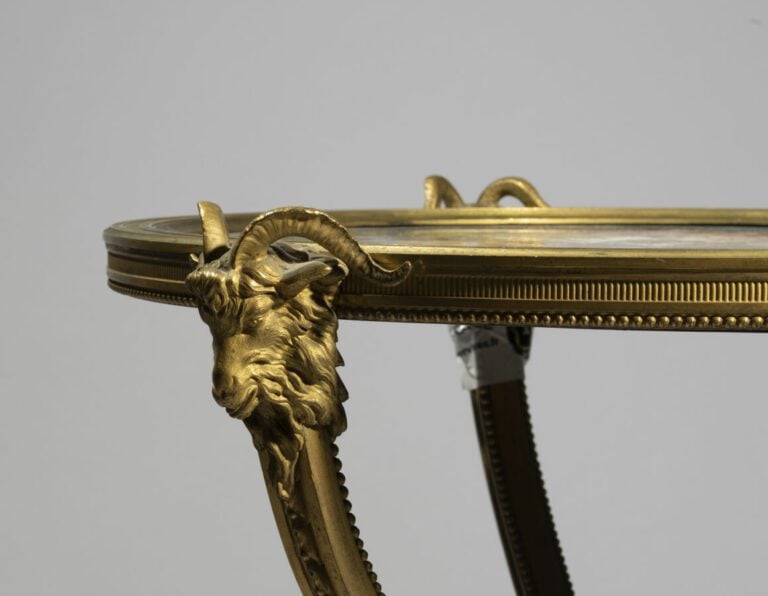 Rare guéridon en bronze finement ciselé et doré au mercure à l'or mat et bruni…