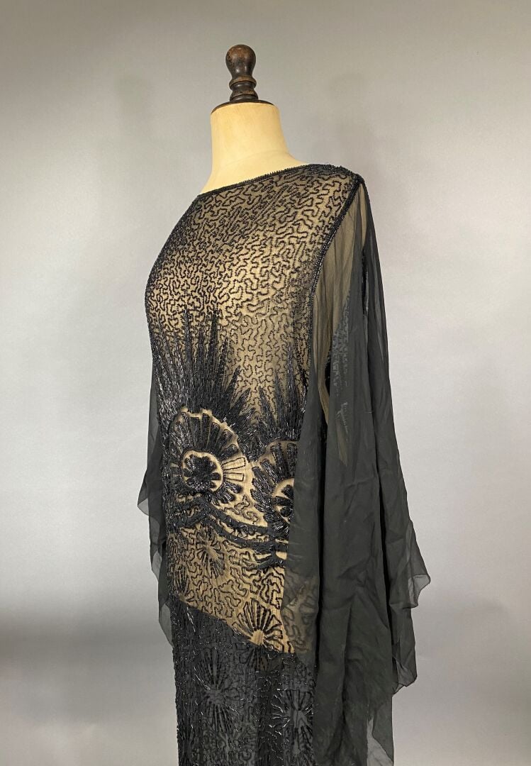 Robe en mousseline de soie noire entièrement brodée de sequins dans le style de…