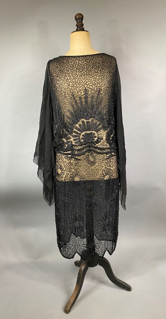 Robe en mousseline de soie noire entièrement brodée de sequins dans le style de…