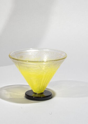 SCHNEIDER - Coupe conique sur piédouche circulaire. Epreuve en verre moulé tein…