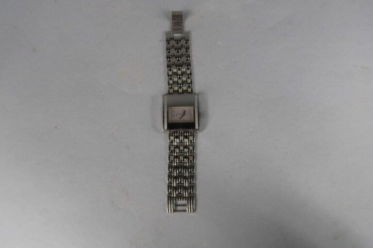 SWATCH - Lot de trois montres, l'une imitation écaille, l'autre Snoopy et la 3e…