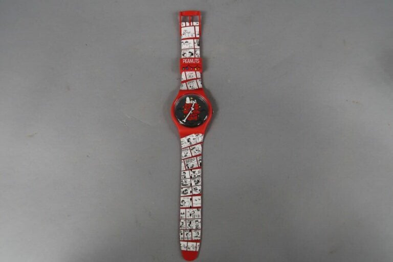 SWATCH - Lot de trois montres, l'une imitation écaille, l'autre Snoopy et la 3e…