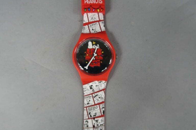 SWATCH - Lot de trois montres, l'une imitation écaille, l'autre Snoopy et la 3e…