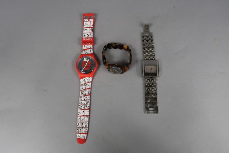 SWATCH - Lot de trois montres, l'une imitation écaille, l'autre Snoopy et la 3e…