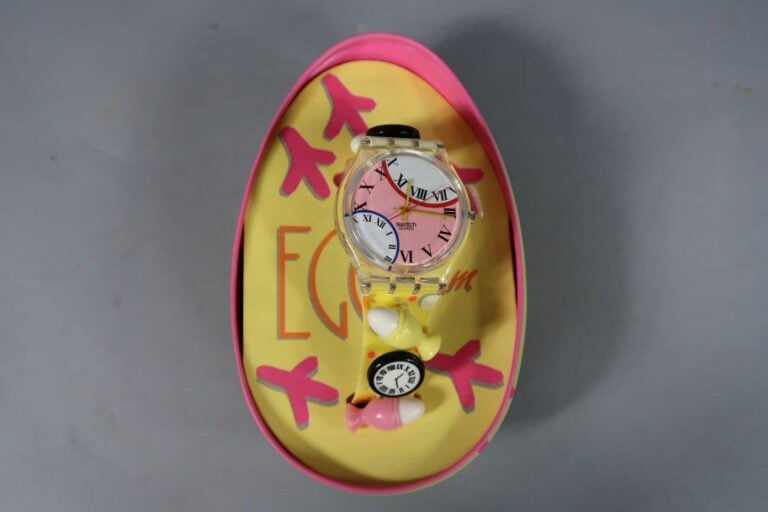 SWATCH - Montre "Eggs dream", cadran fond rose chiffres romains, le bracelet ag…