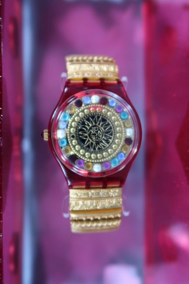 SWATCH, XMAS BY XIAN LAX, modèle réalisé par Christian LACROIX pour Noël 1994 -…