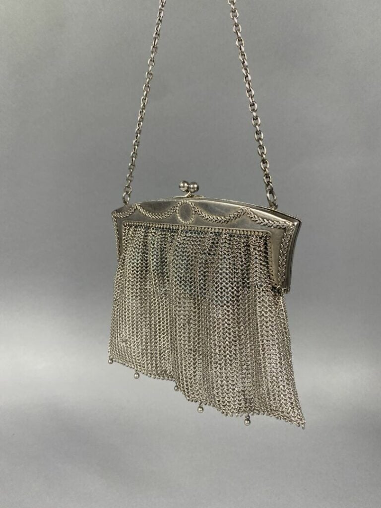 Sac du soir en mailles d'argent (800), la monture ornée de guirlandes de laurie…