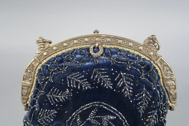 Sac du soir en velours bleu nuit brodé de perles noires irisées, fermoir argent…
